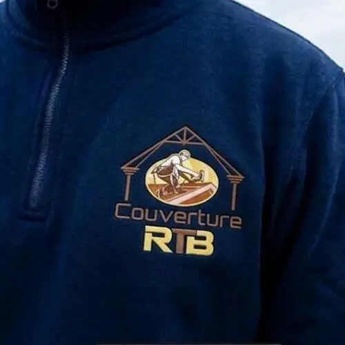 Un artisan couvreur engagé pour des toitures durables
